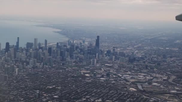 Het vliegtuig vliegt over de stad Chicago, USA, landt op de luchthaven. — Stockvideo