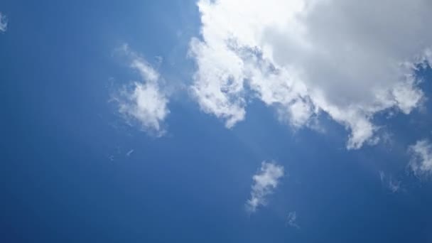 Ampla Timelapse of Building motions clouds. nuvens brancas céu lapso de tempo. nuvens rápidas em movimento — Vídeo de Stock