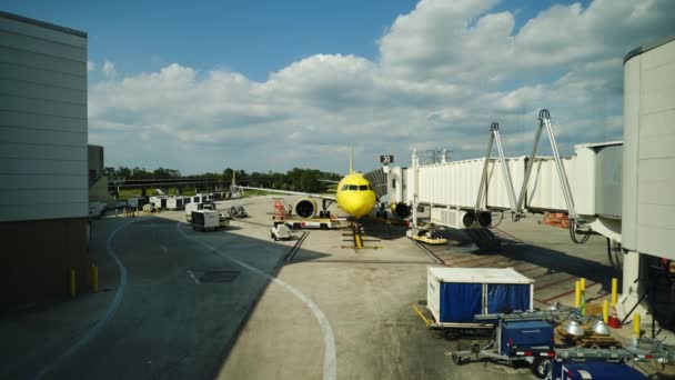 Orlando, maggio 2021. Rampa dell'aeroporto internazionale dell'aeromobile, aereo giallo passeggero attende i passeggeri a bordo — Video Stock