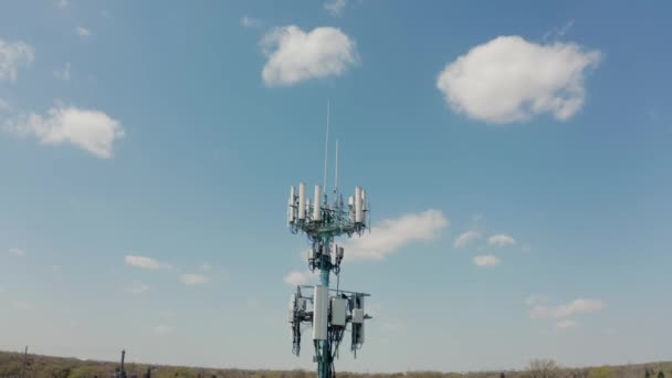 Un drone aérien. Images de tours 4G - 5G avec fond bleu ciel. Large bande rurale dans les villes rurales. — Video