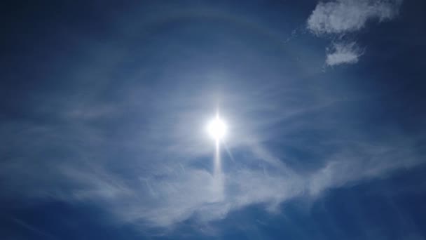 Time Lapse of Natural fenômeno Sol halo com nuvem no céu — Vídeo de Stock