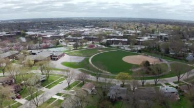 Hava aracı görüntüsü. Yazın Amerikan banliyösünde. Amerikan Mahallesi 'nin fotoğrafını çekiyorum. Emlak ve okul.