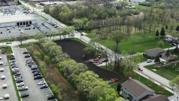 Airial drone ditembak persiapan tanah untuk pembangunan sebuah rumah baru — Stok Video