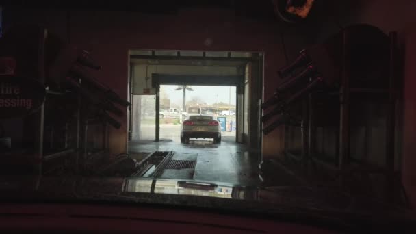 POV vista de conducción de coches a través de lavado automático de coches — Vídeos de Stock