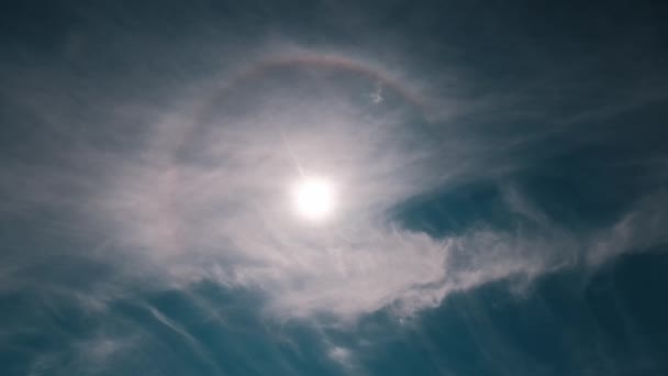 Naturalne zjawisko Aureola słoneczna z chmurą na niebie — Wideo stockowe