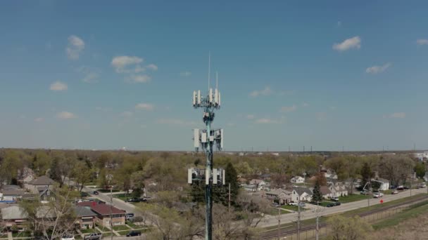 Drohnenschuss aus der Luft. Aufnahmen von 5G-Türmen mit blauem Himmel. Breitband auf dem Land in den Städten. Weitschuss — Stockvideo