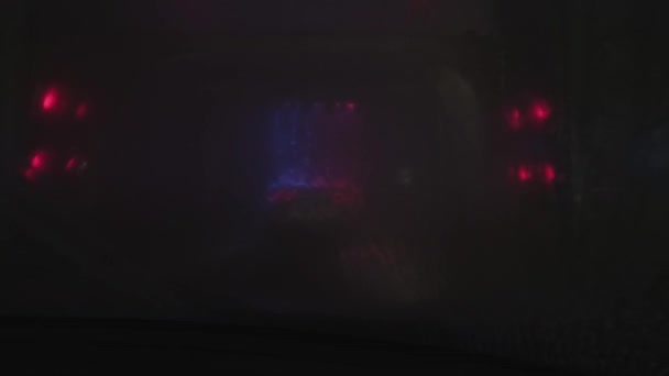POV widok wewnątrz w samochodzie jazdy przez automatyczną myjnię samochodową. Zwolniony ruch — Wideo stockowe