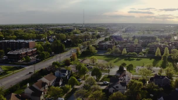 Drohnenaufnahme eines amerikanischen Vororts zur Sommerzeit. Aufnahme von amerikanischen Wohnhäusern in der Nachbarschaft