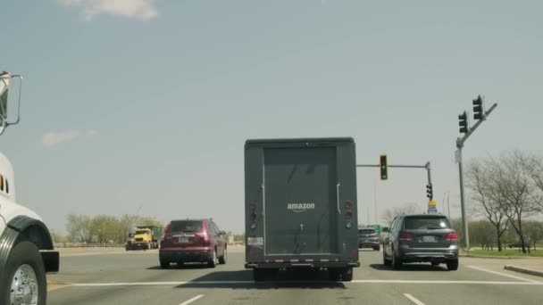 États-Unis. Chicago 3 MAI 2021 Une camionnette Amazon Prime descend l'autoroute de Chicago. Amazon lance son propre service de livraison à la concurrence — Video