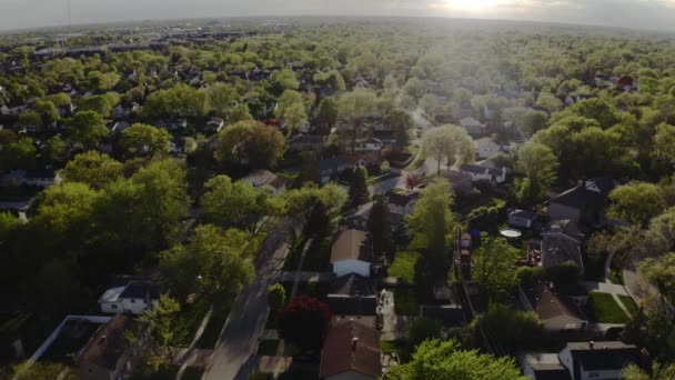 Vista aérea de drones de bienes raíces en el suburbio americano en la hora de verano. vista del barrio de casas residenciales — Vídeo de stock