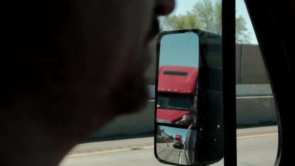 Vrachtwagenchauffeur rijdt naar bestemming lading. Zicht op raam en spiegel. Man rijdende vrachtwagen op weg op warme zomerdag. Langzame beweging Close-up — Stockvideo