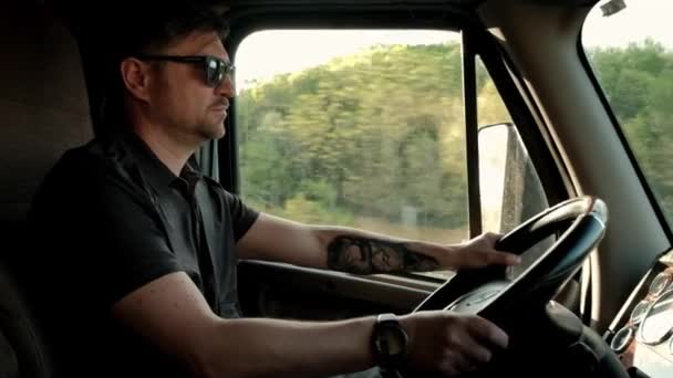 LKW-Fahrer fährt zur Zielladung. Mann fährt an warmen Sommertagen LKW auf Straße. Zeitlupe Nahaufnahme — Stockvideo