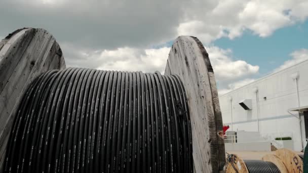 Kabelfabriek. Een enorme spoel met kabelproducten bevindt zich in een magazijn in de buurt van de fabriek. Beweeg camera — Stockvideo