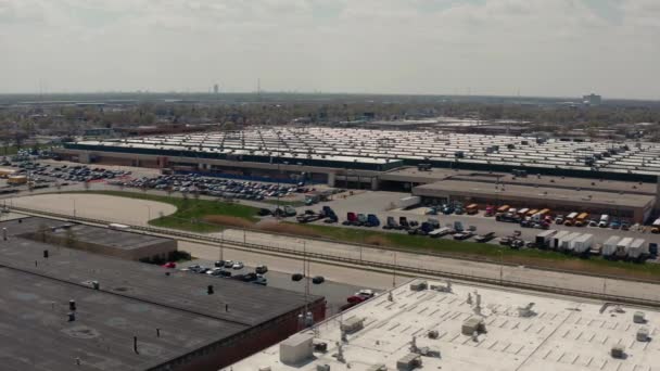 Drohnen aus der Luft. Vorstädtisches Einkaufszentrum und allgemeines Geschäft in der Nähe der großen Straße, Drohnenblick Immobilien in einem amerikanischen Vorort im Sommer — Stockvideo