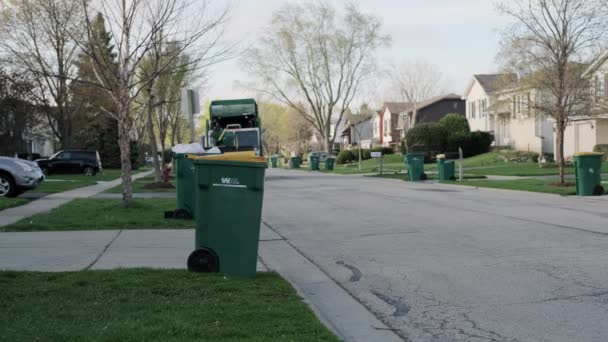 Un grand camion à ordures ramasse des conteneurs à ordures Chicago 14.04.2021 USA — Video