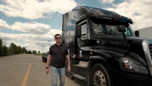 Chauffeur de camion professionnel s'approche de son camion et croise ses bras derrière lui garé semi-camion longue distance avec remorque de fret — Video