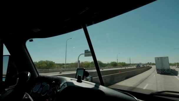 Ampia foto di camionista cavalca a destinazione del carico. Uomo guida camion su strada nella calda giornata estiva. Rallentatore Close up — Video Stock