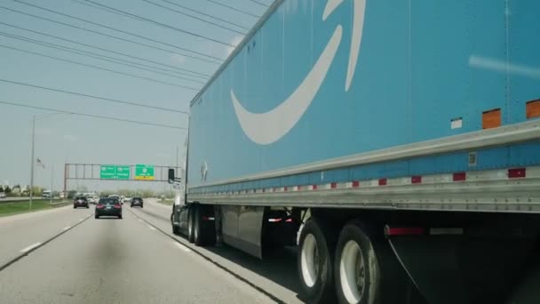 Stati Uniti. Chicago 2 MAGGIO 2021 Un camion Amazon Prime percorre l'autostrada a Chicago City. Amazon lancia il proprio servizio di consegna per competere con V2 — Video Stock