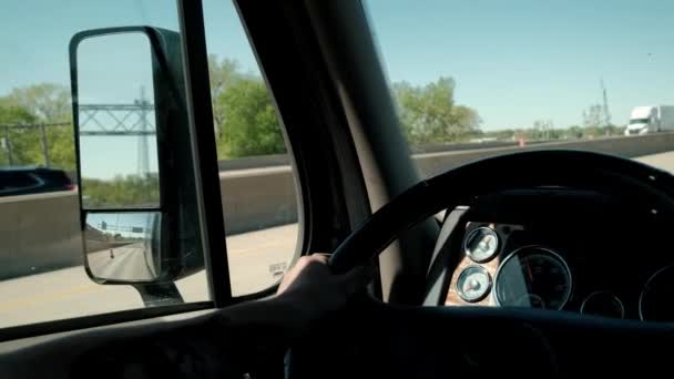 Conductor de camión conduce a la carga de destino. Vista para ventana y espejo. Hombre conduciendo camión en la carretera en el día de verano. Cámara lenta Primer plano — Vídeos de Stock