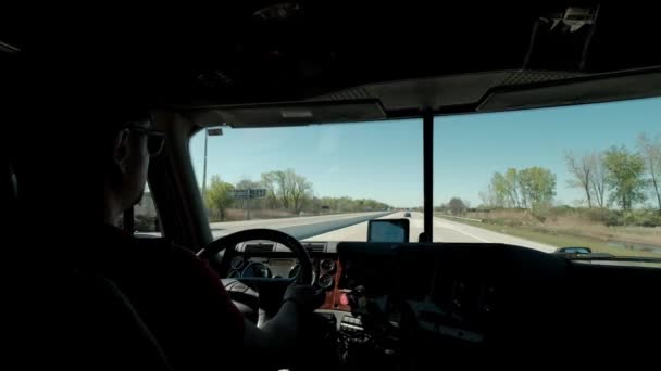 Kamyon şoförünün hedef kargoya giderken geniş açılı görüntüsü. Yaz günü yolda kamyon süren adam. Yavaş çekim — Stok video