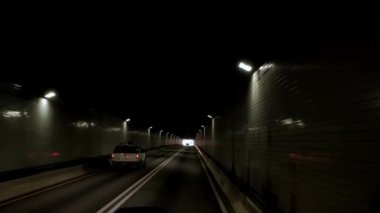 Tünelden geçen bir arabanın plaka görüntüsü.