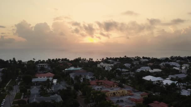 Légi drón kilátás amerikai külváros nyáron partján az óceán vagy a tenger. Fényképek készítése az amerikai környékről naplementekor — Stock videók