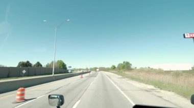 Kamyon şoförünün hedef kargoya giderken geniş açılı görüntüsü. Yaz günü yolda kamyon süren adam. Yavaş çekim hareket kamerası