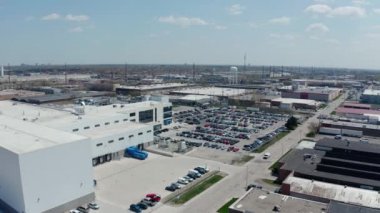 Banliyö alışveriş merkezinin havadan görünüşü ve ana yolun yakınındaki mağaza, Amerikan banliyösünde yaz zamanı emlak.