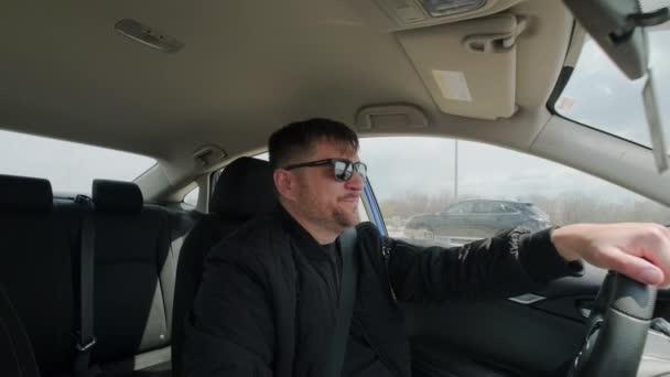 Vista del hombre que conduce el coche en el día, mano en el volante, — Vídeos de Stock