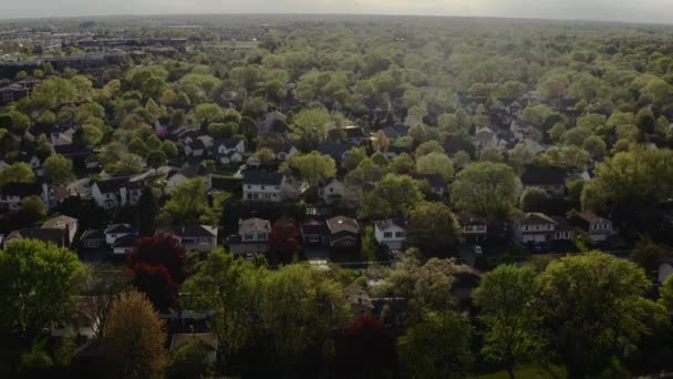 Вид с воздуха с беспилотника на недвижимость. Американский пригород в летнее время. вид на окрестности — стоковое видео