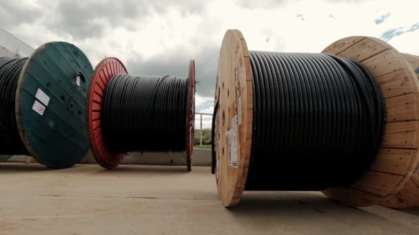 Fabbrica di cavi. Una bobina enorme con prodotti via cavo si trova in un magazzino vicino alla fabbrica. Muovi ripresa fotocamera — Video Stock