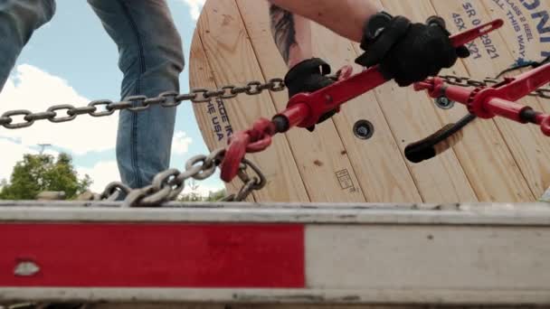 Vrachtvervoer. Mannen maken de lading vast op de truck. Sluiten. — Stockvideo