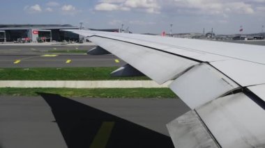 Kaçarken yolcu kabini penceresinden havaalanını izliyordum. Yavaş çekim 