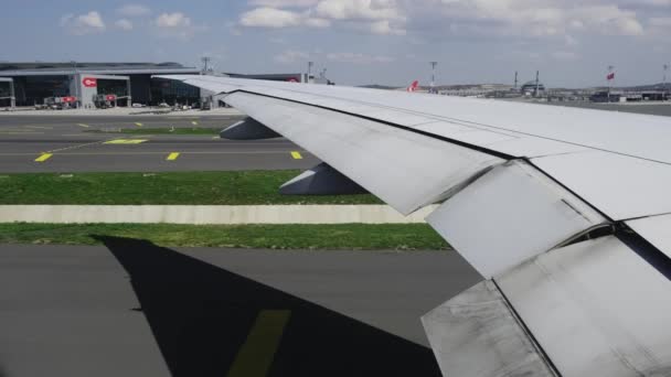 Vendo o aeroporto da janela da cabine de passageiros na corrida. Movimento lento — Vídeo de Stock