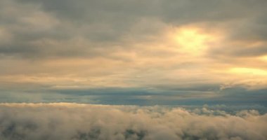 Bulutlar ve gökyüzü, uçaktan görünen, bulutların üstünde gökyüzünde uçan 