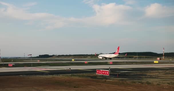 Istanbul 2.06.2021 Turecké letiště, letadlo se připravuje ke startu — Stock video