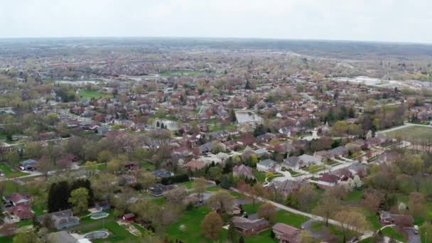 Вид с воздуха с беспилотника на недвижимость. Американский пригород. Создание снимка американского квартала. — стоковое видео