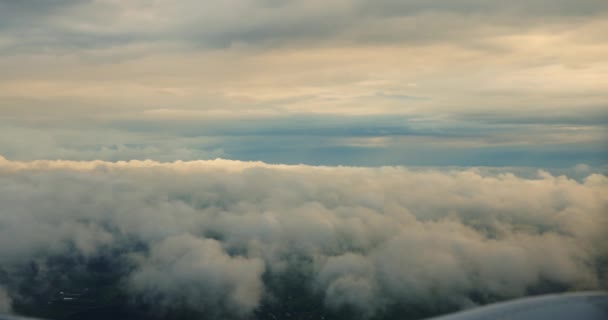 Chmury i niebo, widok z samolotu, leci wysoko nad chmurami deszczu — Wideo stockowe