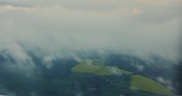 Облака дождя и небо, вид с самолета, летит высоко в небе над дождевыми облаками — стоковое видео