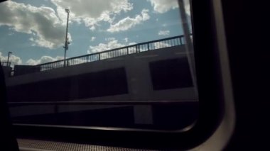 Hareket halindeki bir trenin penceresinin görüntüsü. Yavaş çekim