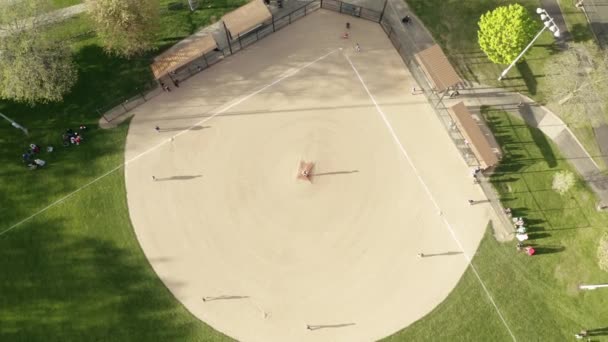 Drohne aus der Luft: Kinder spielen am sonnigen Tag Baseballfeld im Park — Stockvideo