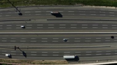 Gün batımında otoban trafiğini, şehir ulaşımını ve hava kirliliğini gösteren hava aracı görüntüsü. Üst görünüm