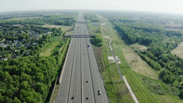 Aereo drone colpo di traffico autostradale al tramonto, trasporto urbano e inquinamento atmosferico — Video Stock