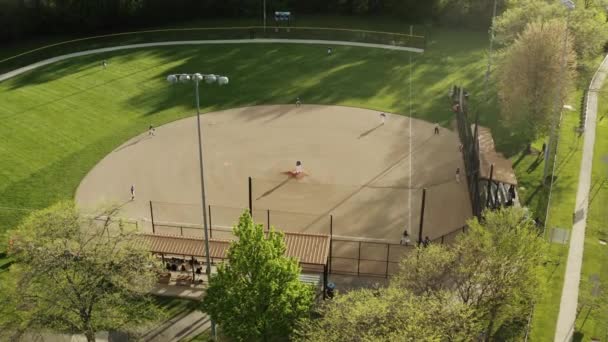 Lanzamiento aéreo de aviones no tripulados de niños juegan al campo de béisbol en el parque el día soleado — Vídeos de Stock