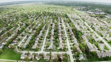 Yaz zamanı Amerikan banliyösünün insansız hava aracı görüntüsü. Mahallenin fotoğrafını çekiyorum. Konut ve konut manzarası.
