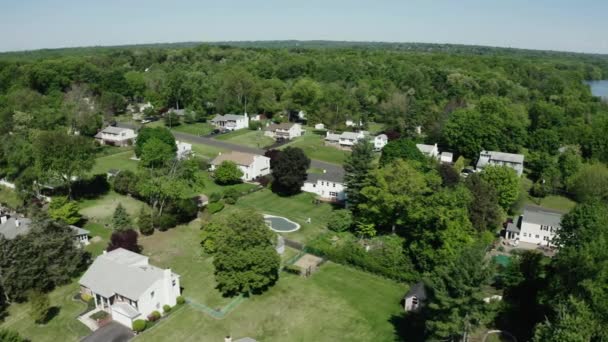 Luchtdrone zicht op de Amerikaanse buitenwijk in de zomer. We maken buurtfoto 's. Onroerend goed uitzicht op woonhuizen. — Stockvideo