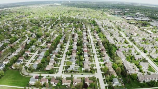 Aerial drone shot of American suburb w okresie letnim. Ustalam ujęcie okolicy. Widok nieruchomości domów mieszkalnych. — Wideo stockowe