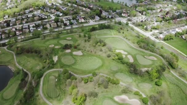 Vista aérea del campo de golf en los suburbios del distrito — Vídeo de stock