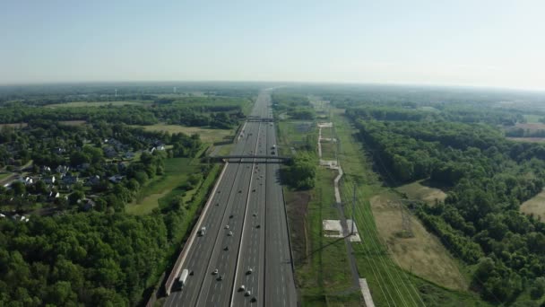 Strzał drona lotniczego ruchu drogowego o zachodzie słońca, transportu miejskiego i zanieczyszczenia powietrza. Przesuń kamerę — Wideo stockowe