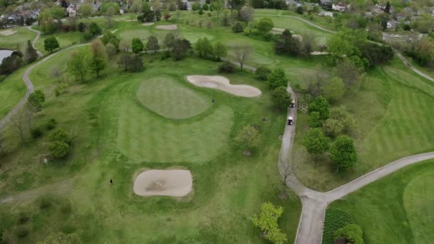 Hava aracı görüntüsü. Bölgenin banliyölerindeki golf sahasında. — Stok video